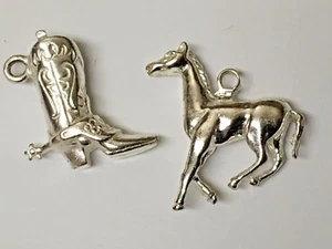 ZWEI SILBER CHARMS WESTERNPFERD UND STIEFEL    - Bild 1 von 2