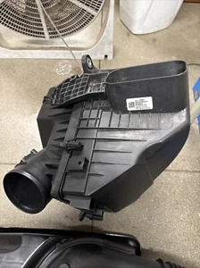 2021 GMC SIERRA 1500 AIR CLEANER BOX WITH FILTER 84412393 - Picture 1 of 1