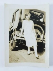 Vintage Foto Frau sitzt auf Autorückseite - Bild 1 von 5
