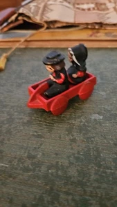 VINTAGE 40er JAHRE GUSSEISEN AMISH JUNGE UND MÄDCHEN FIGUREN IM ROTEN WAGEN - Bild 1 von 4