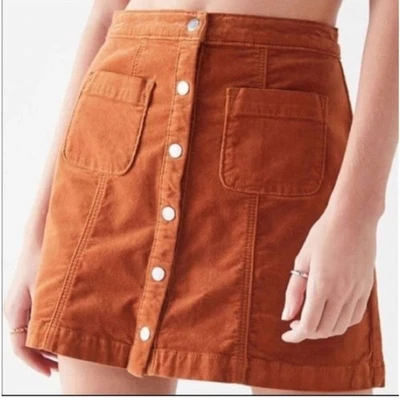 Minifalda Urban Outfitters imitación gamuza naranja quemado frente a presión talla M Foto 1 de 4