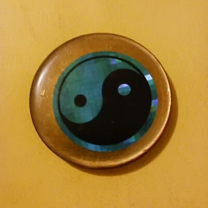 POG, EMBOSSED YIN-YANG SLAMMER - Brass Metal 90s Retro Toy/Vintage Holographic - Picture 1 of 4