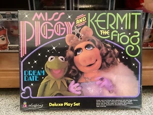 Vintage Colorforms - Miss Piggy e Kermit The Frog Dream Date - Set gioco Deluxe - Foto 1 di 9