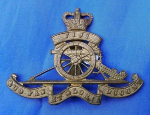 POST WW2 FIJI VOLUNTEER ARTILLERY HAT BADGE. QUEEN'S CROWN POST 1953, BRASS. - Picture 1 of 4