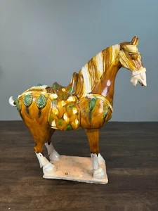 Großes 70er Jahre chinesisches Sancai Pferd aus glasiertem Porzellan im Tang-Stil - Bild 1 von 4