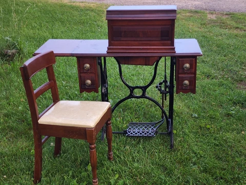 Oxford Manufacturing Co, Singer Gothic No .4 Treadle Sewing Machine Walnut Table Cover