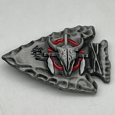 Fivela de cinto vintage nativa cabeça de flecha e caveira de touro prata estanho esmalte vermelho - Imagem 1 de 2