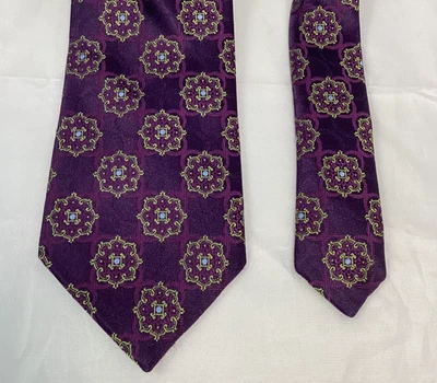 Corbata David Donahue 100 % seda púrpura verde medallón geométrico ~ 3,25" Foto 1 de 4