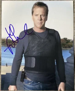 KIEFER SUTHERLAND SIGNED AUTOGRAPH CLASSIC 24 ACTION POSE 8x10 PHOTO WITH COA B - Picture 1 of 1