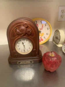 Vintage 1987 Seiko Quartz Disney Mickey Mouse 60th Anniversary Alarm Clock - AO - Bild 1 von 2