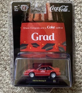 M2 Machines 1990 FORD MUSTANG GT, GRADO COCA-COLA COLA, A42 24-18, rosso, 1/64 - Foto 1 di 7