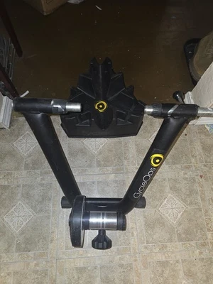 Entrenador de bicicleta de interior CYCLEOPS FLUID 2 con elevador y pasador de liberación rápida Foto 1 de 3