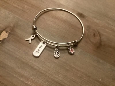 pulsera con encanto conciencia cáncer de mama Foto 1 de 3
