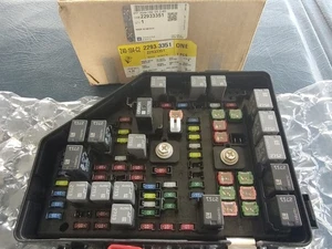 NEW GM Accessory Wiring Junction Fuse Block 22933351 / 22837008 Enclave Acadia - Picture 1 of 9