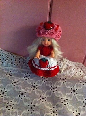 Boneca Kelly roupa de crochê morango shortcake - por Niko - Imagem 1 de 2