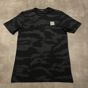 Nike Air Max Uomo Nero Grigio Mimetica Piccola Stampa Parole TShirt UK Taglia Media - Foto 1 di 10