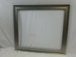 Marco Artistree O.D. 31" x 28" plata acabado cepillado I.D. 23-9/16" x 26-9/16" - Imagen 1 de 3