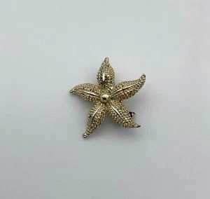 Cerry's Gold Tone Vintage 1960s Mini 1 inch Starfish C Clasp Pin Brooch - Picture 1 of 3