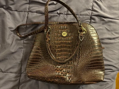 Libro de bolsillo para mujer Liz Claiborne mediano con correa para el hombro imitación cocodrilo marrón Foto 1 de 2