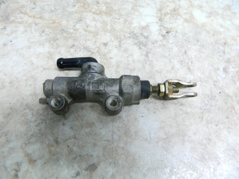 01 Kawasaki ZR 7 750 H ZR7 S ZR750 rear back brake master cylinder - Imagem 1 de 1