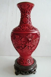 Vintage Chinese Carved Red Cinnabar Lacquer Vase Enamel. Wood stand 20th C - Bild 1 von 7