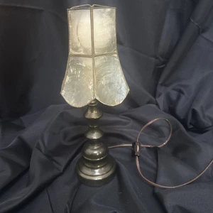 Vintage Messing Tischlampe mit Capiz Schirm 12 Zoll hoch - Bild 1 von 7
