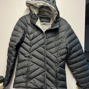 EDDIE BAUER piumino puffer grigio scuro full zip con cappuccio donna taglia media - Foto 1 di 10