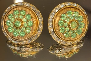 STUNNING VINTAGE MID CENTURY GOLD TONE GREEN & WHITE CLIP EARRINGS - Picture 1 of 10