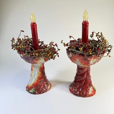 Candelabros cónicos de hojas de otoño PartyLite con coronas de bayas y velas cónicas Foto 1 de 4