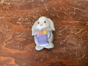 Hallmark coniglietto con annaffiatoio spilla da bavero in plastica dura - Foto 1 di 4