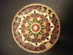 Small metal decorated wall plaque in a VGC - Picture 1 of 2