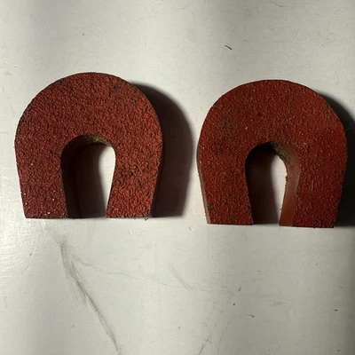 Lote De Colección De 2 Zapatos De Caballo Imán Barra Herradura ROJO Forma De U Sin Marca Foto 1 de 4