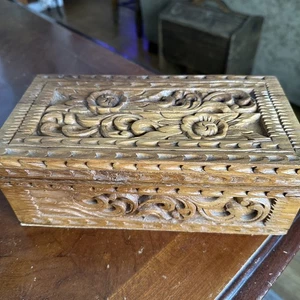 Pier 1 Caja de Madera Tallada Pequeño Pecho Caja Mcm Floral Joyero Tesoro - Imagen 1 de 9
