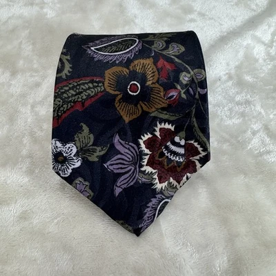 Corbata Surrey Poliéster EE. UU. Lujo Negra con Verde, Púrpura, Rojo, Blanco Floral Pa Foto 1 de 4