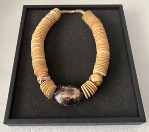 Collar vintage de cuentas de madera con concha de almeja manchada de leopardo - Imagen 1 de 6