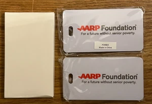 AARP Foundation Eine Zukunft ohne Seniorenarmut 2er Set weiße Kofferanhänger - Bild 1 von 5