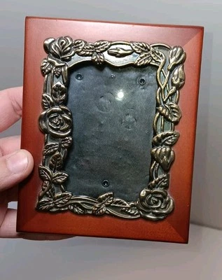 Marco de flores de rosas de metal de madera vintage 3D antiguo núcleo de cabaña miniatura 5x4 Foto 1 de 4