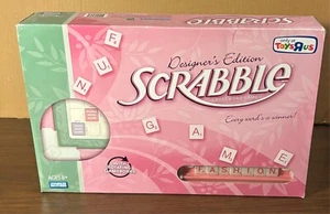 Scrabble Game-Pink Designer Edition (Toys R Us, 2008) Parker Brothers-NUOVO/SIGILLATO - Foto 1 di 5