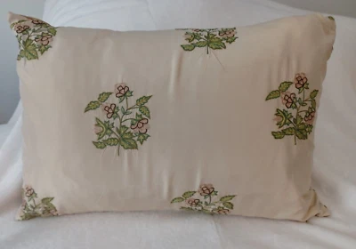 Almohada hecha a mano TRAVERS LEVASSEUR 100 % seda marfil pluma, verde/bronceado Foto 1 de 3