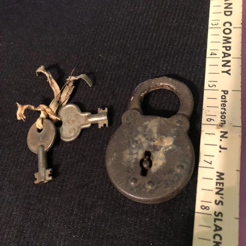 antique yale lock and two keys works! Cover