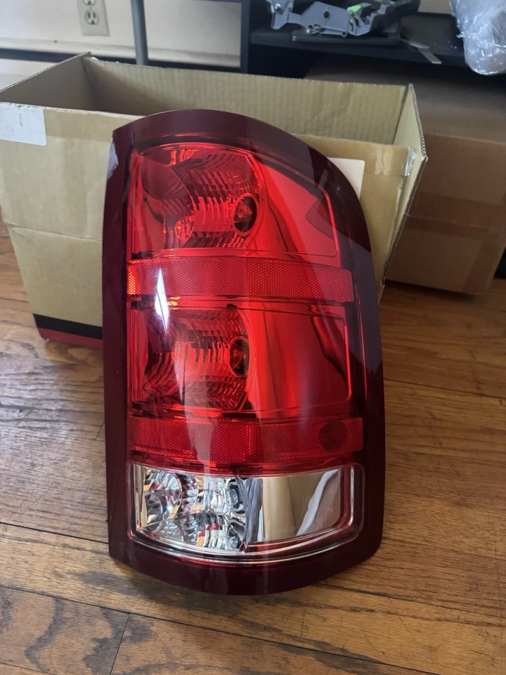 2007 - 2013 GMC SIERRA 1500 尾灯乘客右 25958485 尾灯原始设备制造商 — 第 1/1 张图片