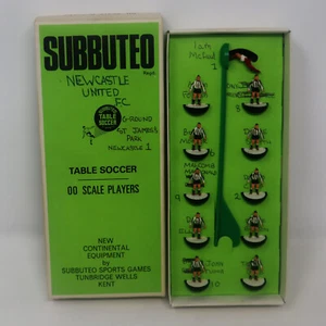 VINTAGE SUBBUTEO FOOTBALL GAME TABLE SOCCER 00 SCALE PLAYERS NEWCASTLE UNITED - Picture 1 of 8