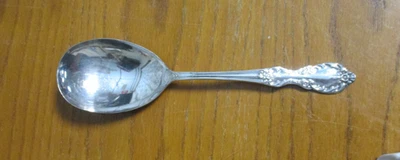 Mundial vintage. Rogers Mfg. Co. Plato extra 8 3/4” cuchara para servir plato floral plateado Foto 1 de 4