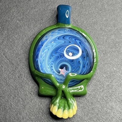 Colgante de calavera de ladrón de vidrio artístico hecho a mano Wigwag fumado y estrella ópalo embriagador pendy Foto 1 de 4