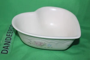 Cuenco de gres con patrón de rosa de té en forma de corazón Pfaltzgraff - Imagen 1 de 7