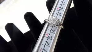 10K Weißgold 2,5 g DIAMANT CLUSTER RING Größe: 5 (WBP003385) - Bild 1 von 4