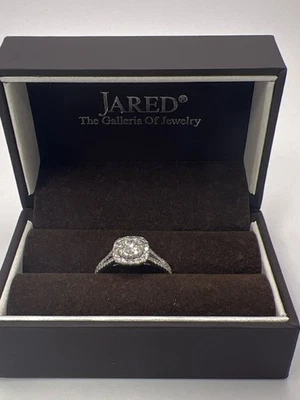 ANILLO DE COMPROMISO 14K DIAMANTE HALO ACENTO ORO BLANCO 3.3G TALLA 8 (TDW039126) Foto 1 de 4