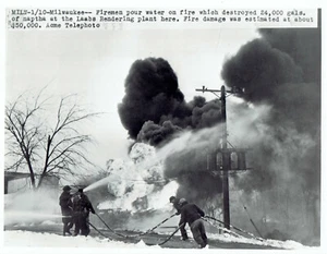 Foto de colección 1948 Departamento de Bomberos de Milwaukee manguera abajo planta de renderizado Laabs - Imagen 1 de 2