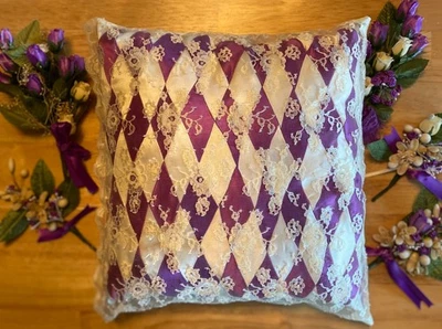 Almohada de boda vintage de encaje satinado púrpura y crema y cinco boutineers de flores de cera Foto 1 de 4