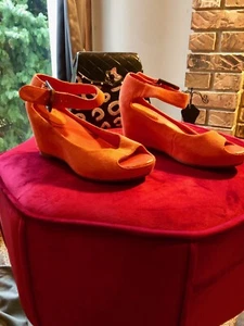 Johnston And Murphy orangefarbenes Wildleder zehenfreier Keilabsatz - Bild 1 von 6